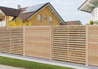 Sichtschutzzaun aus Holz kombiniert aus verschiedenen Elementen
