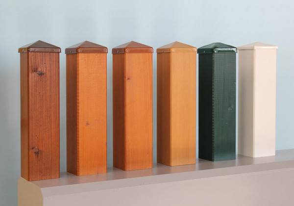 Steher aus Holz mit Abdeckkappen