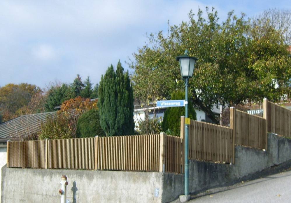 Lattenzaun in Stufenform dem Gelände angepasst