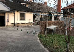 Zaunverlauf mit Flaschen markiert