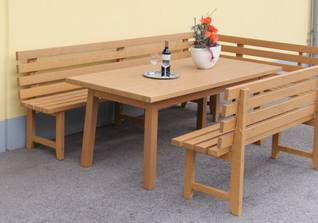 Tisch und Bänke aus Lärchenholz