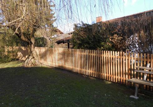 Lattenzaun aus Lärche durchgehend montiert