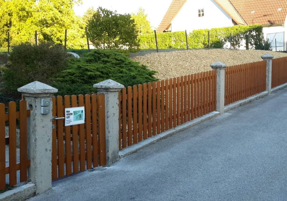 Bretterzaun und Tür im selben Design