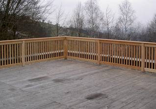 Zeig mir das Terrassengeländer in Lärchenholz