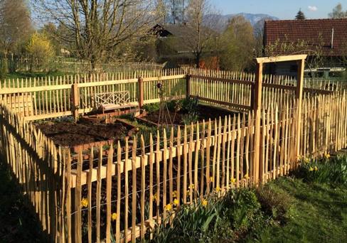 Staketenzaun als Bauerngartenumrandung