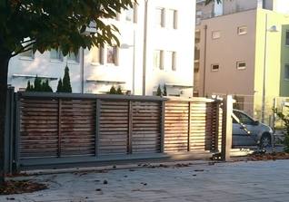 Schiebetor aus Aluminium mir Beplankung aus Lärchenholz