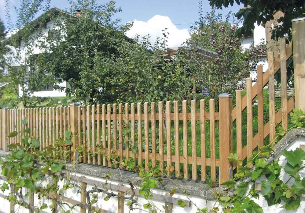 Luftiger Lattenzaun aus Lärchenholz