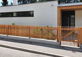 Zaun und Tür als Lattenzaun in Lärche