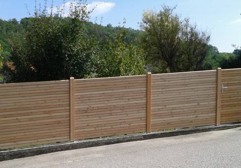 Sichtschutz waagrecht und Tür im selben Design