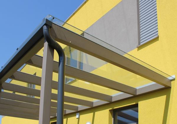 Detailansicht Überdachung mit Dachrinne Detailansicht Überdachung mit Dachrinne
