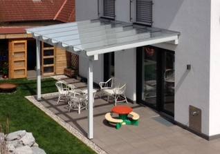 Glas lässt viel Licht in den dahinter liegenden Wohnraum