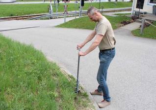 Vorbereiten der Löcher mit Handbohrer