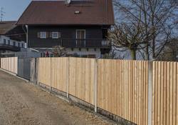 Sichtschutz Rhombus zwischen Betonstehern