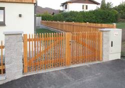 Zaun und Tor im gleichen Design