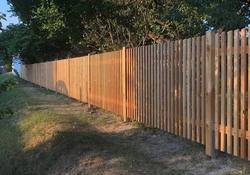Formschöner Gartenzaun aus Lärchenholz