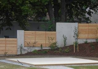 Modell waagrecht montiert zwischen Betonsäulen