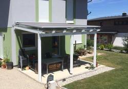 Überdachung mit Sonnenschutz von Fröschl montiert