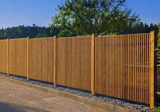 Sichtschutz Lärche - Abstand 20 mm, Höhen entsprechend Gefälle abgestuft - Salzimprägnierung
