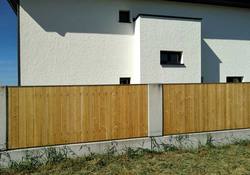 Sichtschutz zwischen vorhandenen Betonsäulen