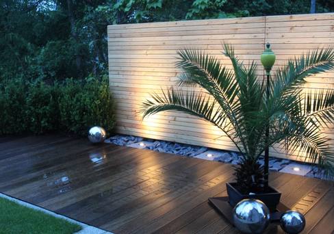 Waagrechter Sichtschutz als formschöne Gartenabgrezung