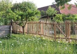 Staketenzaun als Abgrenzung im Garten