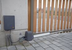 Elektrischer Torantrieb als Detailansicht