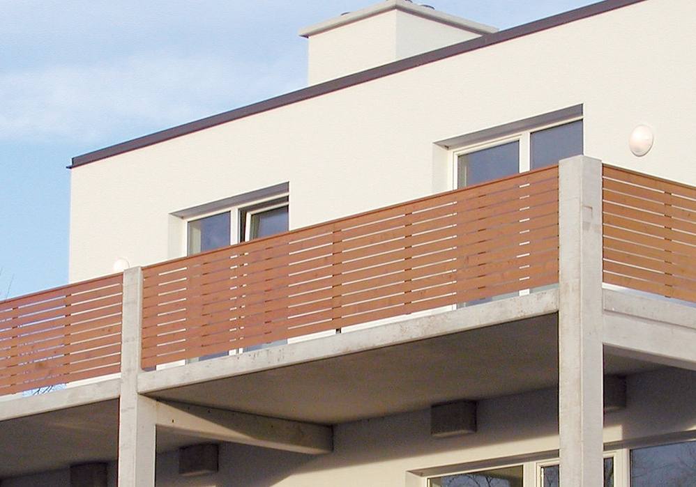 Elegantes Balkongeländer aus Lärchenholz