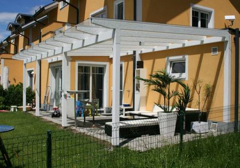 Terrassenüberdachung in schlichter Form