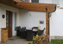 Gemütliche Terrassenüberdachung von Fröschl geliefert und montiert