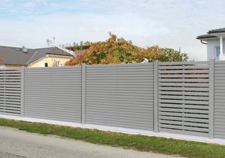 Sichtschutzzaun mit Gestaltungselementen