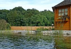 Idyllischer Garten mit Sichtschutz aus Lärche