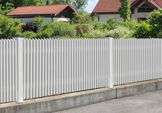 Gediegener Holzzaun aus Lärchenlamellen