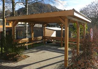 Überdachung als Wartehaus