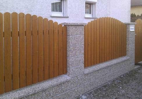 Sichtschutz aus senkrechten Brettern - Lärche Lasur