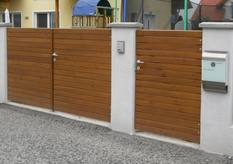 Holztor un Tür zwischen gemauerten Säulen