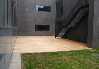 Lärchenboden eingefügt in moderne Architektur