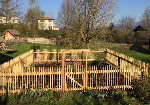 Bauerngarten mit Staketenzaunumrandung