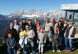 Gruppenfoto mit Dachsteinmassiv im Hintergrund
