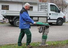 lockere Erde verdichten für das Zaunfundament