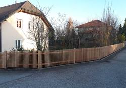 Formschöner Lattenzaun in Lärche natur