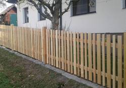 Lattenzaun in Lärche natur montiert auf Mauer