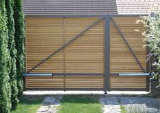 Elegantes Einfahrtstor mit elektrischem Antrieb