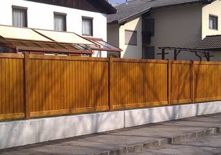 Eleganter Sichtschutz mit lasierter Oberfläche