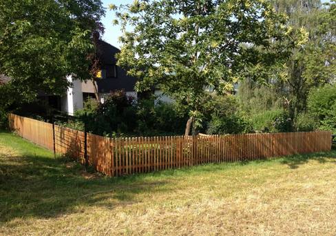 Lattenzaun aus Lärche durchgehend montiert