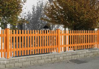 Lattenzaun auf vorhanden Mauer montiert