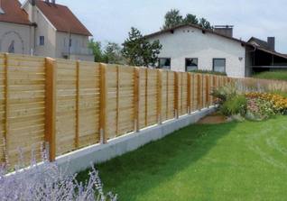 Sichtschutz aus Lärchenholz durchgehend montiert