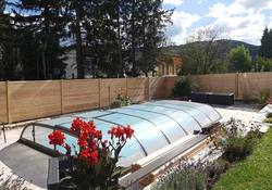Pool mit Fröschl-Sichtschutz abgeschirmt