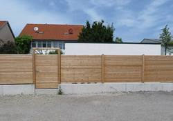 Sichtschutz Holz auf Sockelmauer montiert