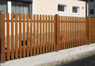 Bretterzaun mit Bogen als Abschluss