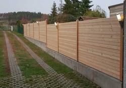 Waagrechter Sichtschutz aus Lärchenholz